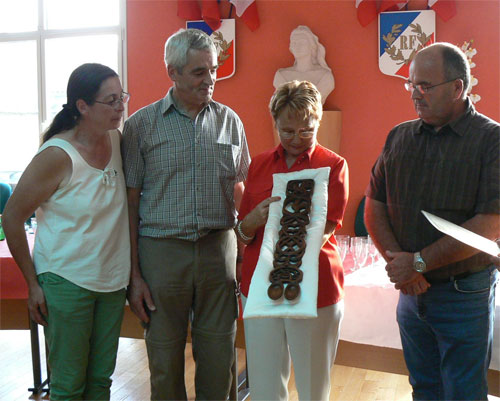 A love spoon was presented to the town of Derval from the Llanidloes Twinning Association